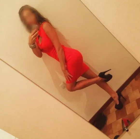 Ella, 28